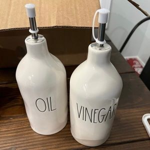 Rae Dunn Oil and Vinegar set
